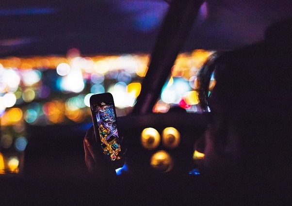 Motorists would stop using their phones behind the wheel for insurance discounts
